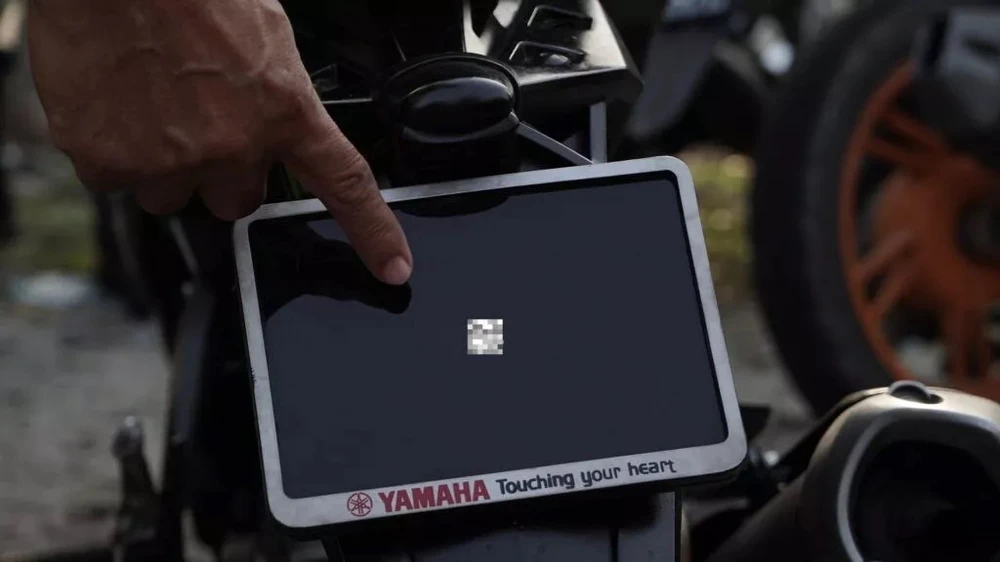 Đây là biển số xe nhỏ như móng tay. Ảnh: Carscoops.