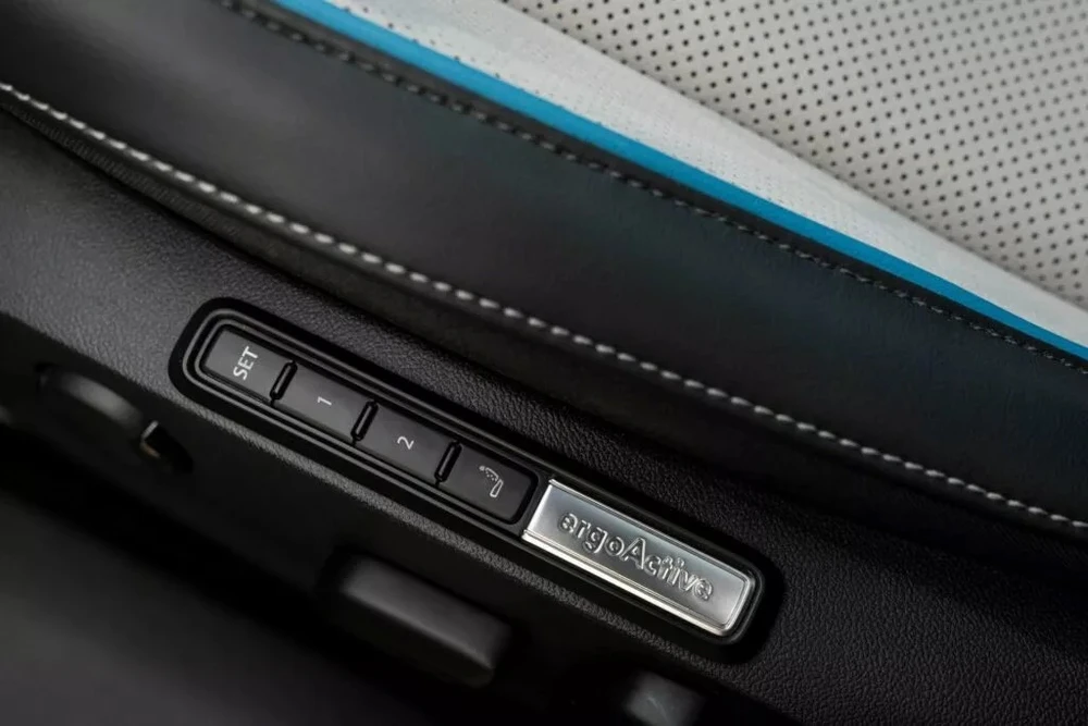 Ngo- ngang- voi-oto-co-ghe-ngoi-tot- cho-xuong-chau-va-cot-song-cua-ban-3.jpg