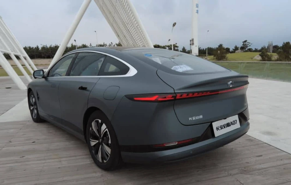 Kham -pha- mau- sedan- chay dien-hon-510-trieu-dong-voi-pham-vi-1.200 km-2.jpg