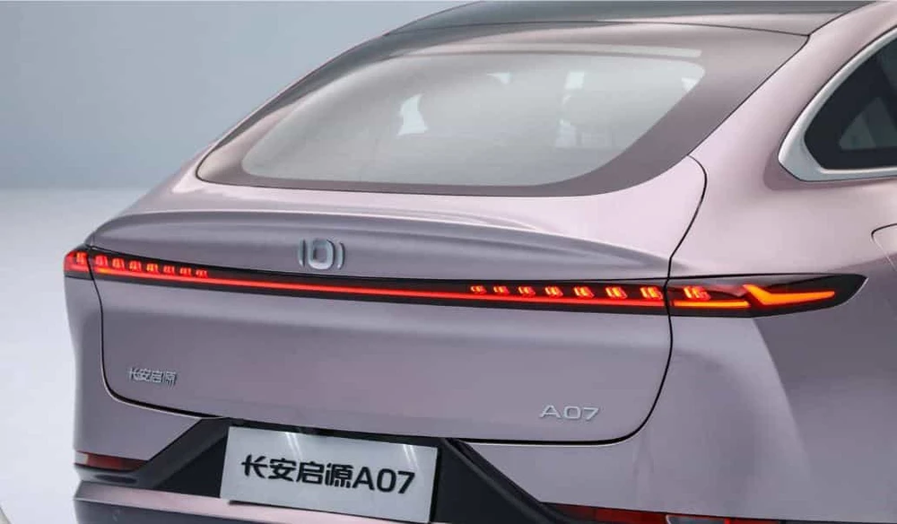 Kham -pha- mau- sedan- chay dien-hon-510-trieu-dong-voi-pham-vi-1.200 km-3.jpg