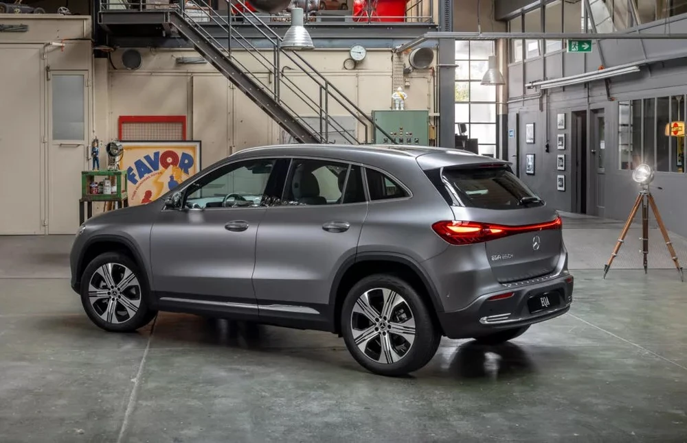 Tap-doan- BMW-co-doanh-so-ban- xe-dien-tang-gan- 80%-1.jpg