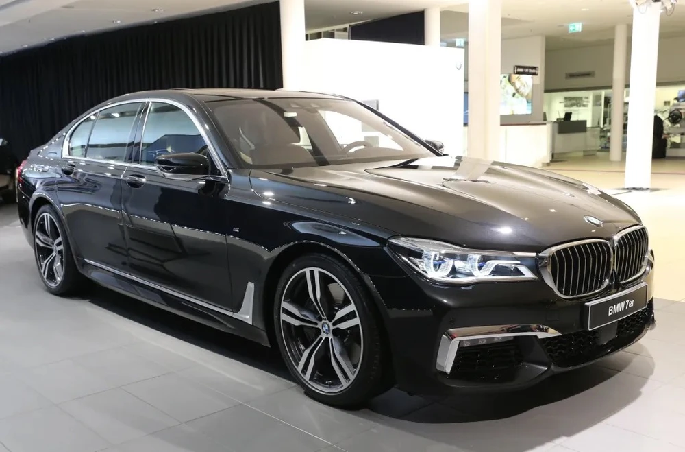 Top-5-mau-xe-sang-da-qua-su-dung-duoi-500-trieu-dong-BMW 750i 2015 .jpg
