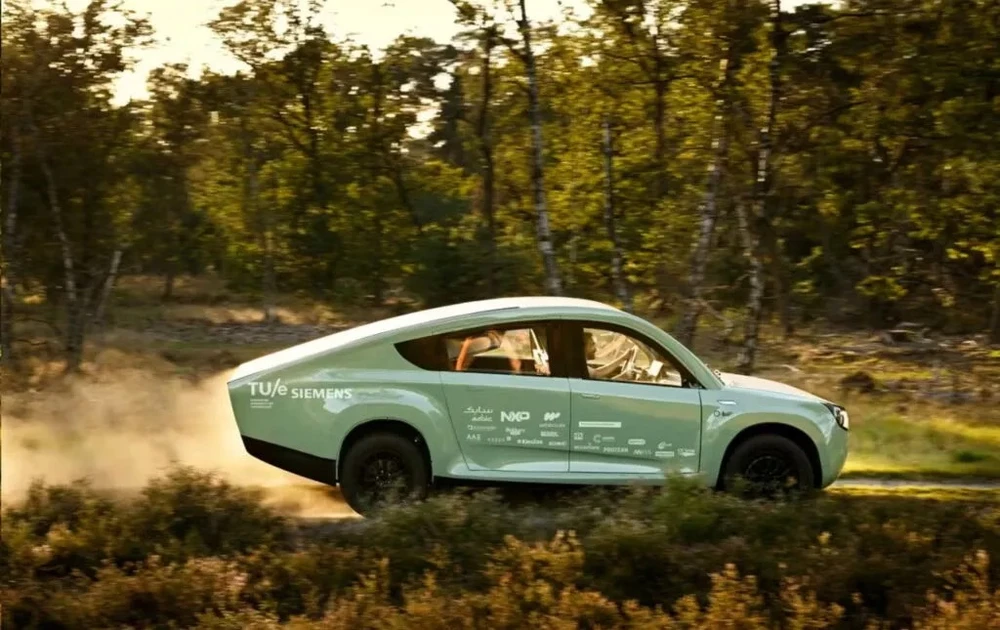 Ngo- ngang -xe- chay -bang- nang- luong- mat-troi-voi-pham-vi 1.000 km-1.jpg