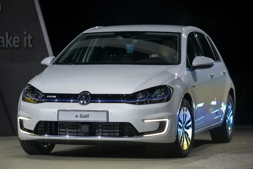 Top-5-oto-dien-da-qua-su-dung-duoi-370-trieu-dong-Volkswagen e-Golf 2015.jpg
