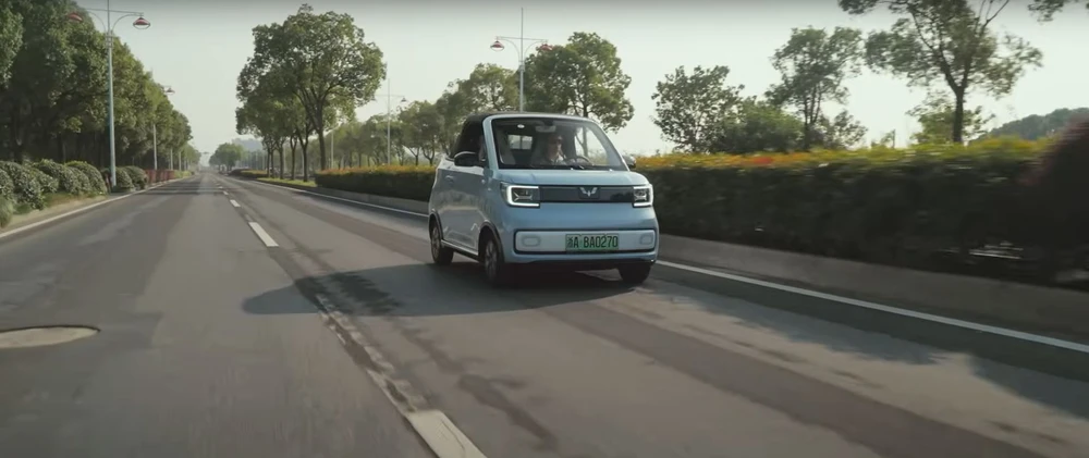 Chiem -nguong -chiec-xe-dien-mui-tran-do-trung-quoc-san-xuat-chi- 342 trieu-dong-2.jpg