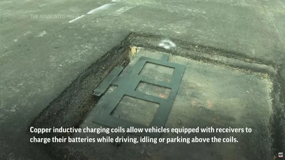 Mỹ bắt đầu sạc xe điện bằng cảm ứng trên con đường đi đầu tiên.jpg