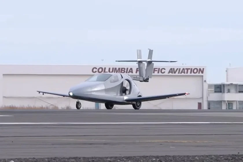 Ô tô bay 320 km/h với phạm vi 720 km đã hoàn thành chuyến bay.jpg