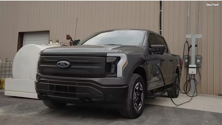 Hệ thống sạc tự định vị của Ford sẽ cho phép bạn sạc xe điện rảnh tay.jpg