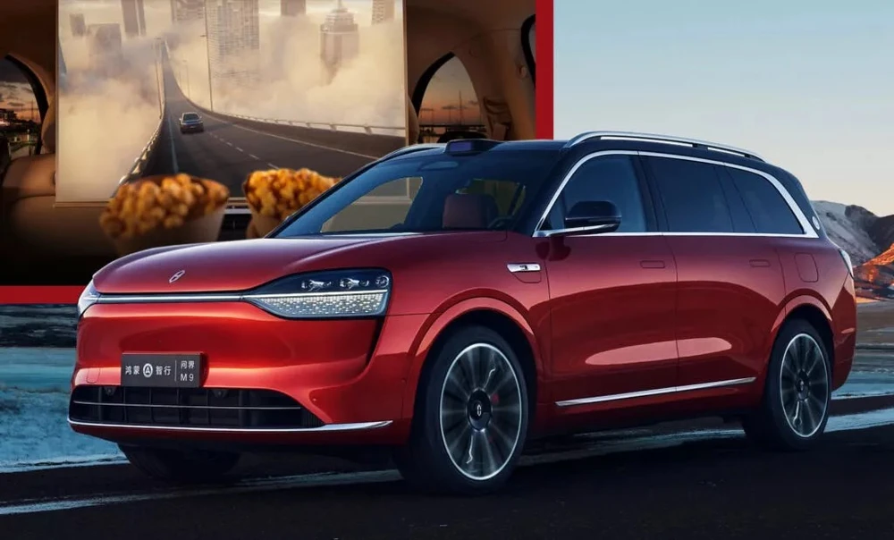 Ô tô điện SUV với nhiều màn hình và máy chiếu phim.jpg