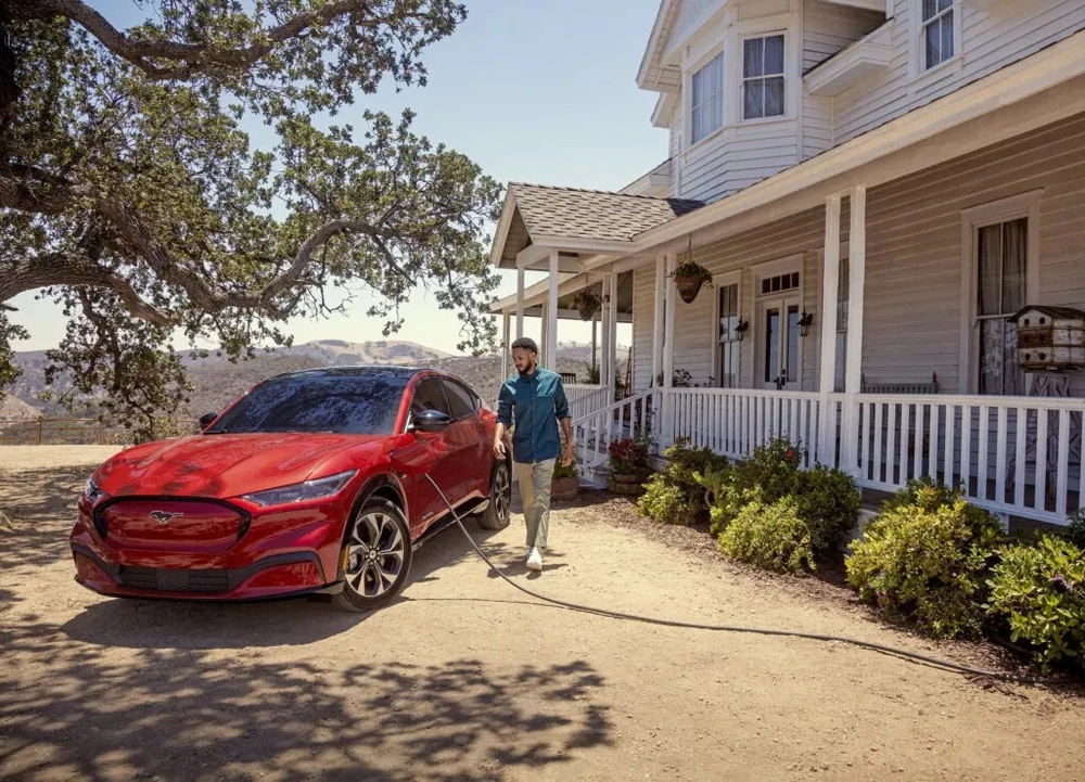 Ford giảm giá xe điện Mustang Mach-E gần 200 triệu đồng.jpg