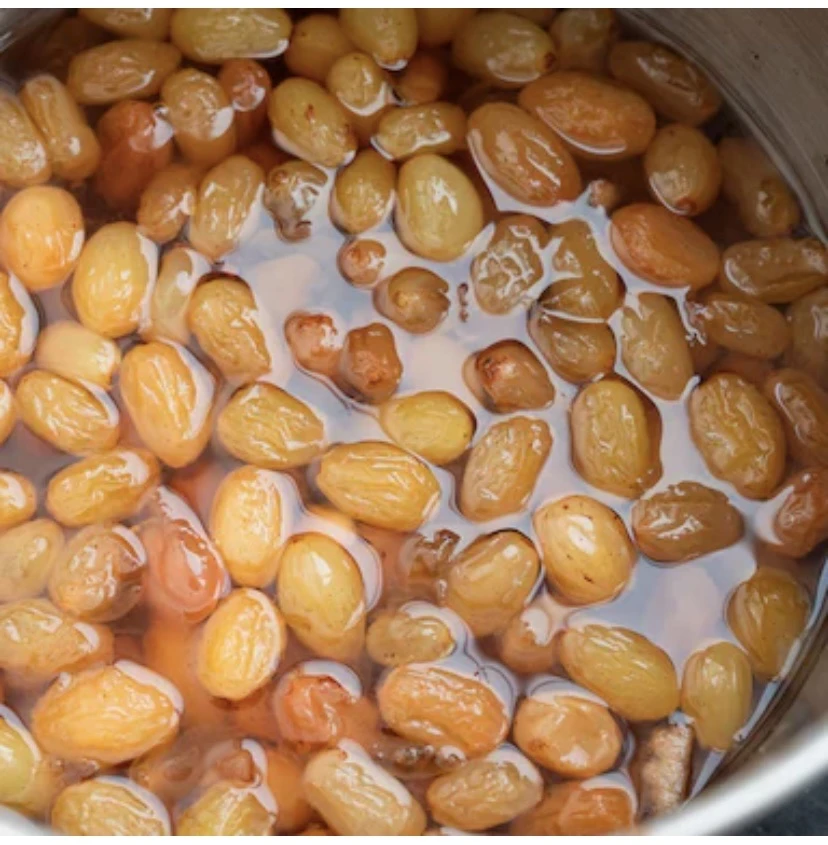 Bất ngờ với lợi ích sức khỏe khi uống nước nho khô.jpg