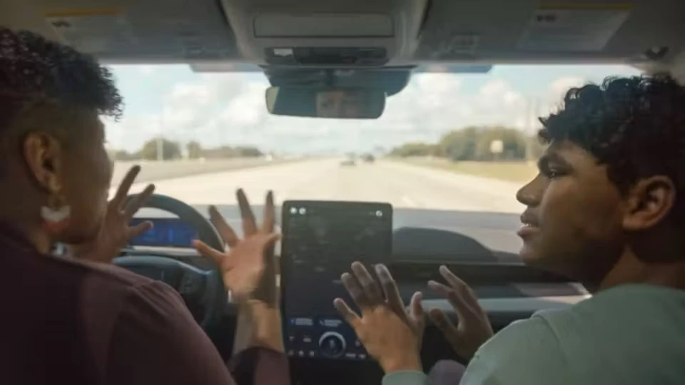 Canada cấm xe ô tô có công nghệ tự lái.jpg