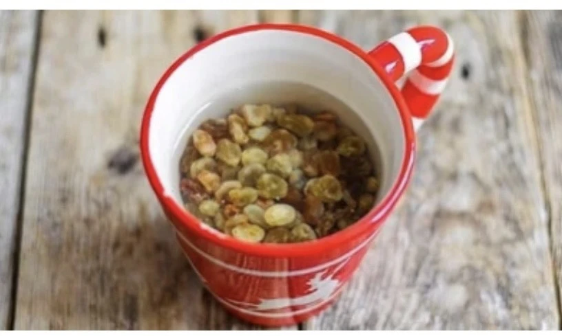 Điều gì xảy ra với sức khỏe khi uống nước nho khô lúc đói bụng.jpg