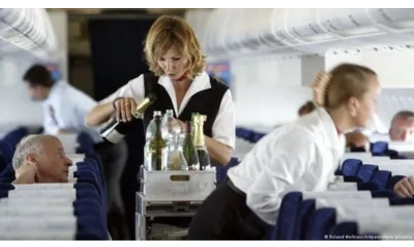 Tránh uống rượu trên máy bay vì có thể gây nguy hiểm cho sức khỏe.jpg