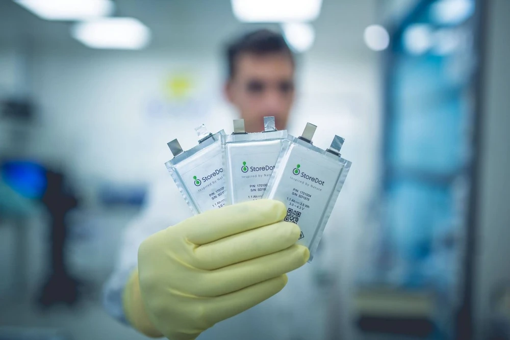 Các nhà khoa học đã phát triển chất điện phân tự dập tắt có thể ngăn ngừa cháy pin.jpg