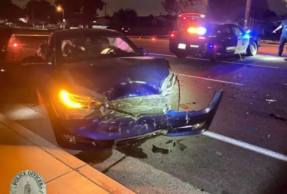 Tesla Model S bị cáo buộc ở chế độ ‘tự lái’ đâm vào xe cảnh sát đang đỗ.jpg