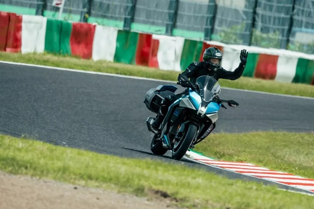 Kawasaki giới thiệu xe máy chạy bằng hydro mới.jpg