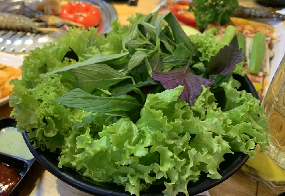 Tại sao bạn nên tránh ăn rau lá xanh sống.jpg