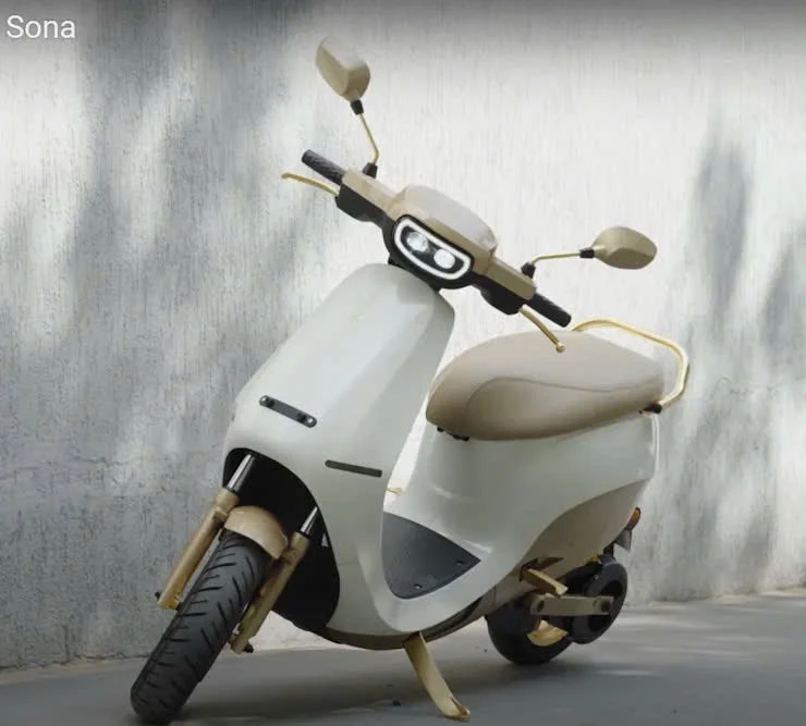 Chiêm ngưỡng xe tay ga điện dát vàng 24K.jpg