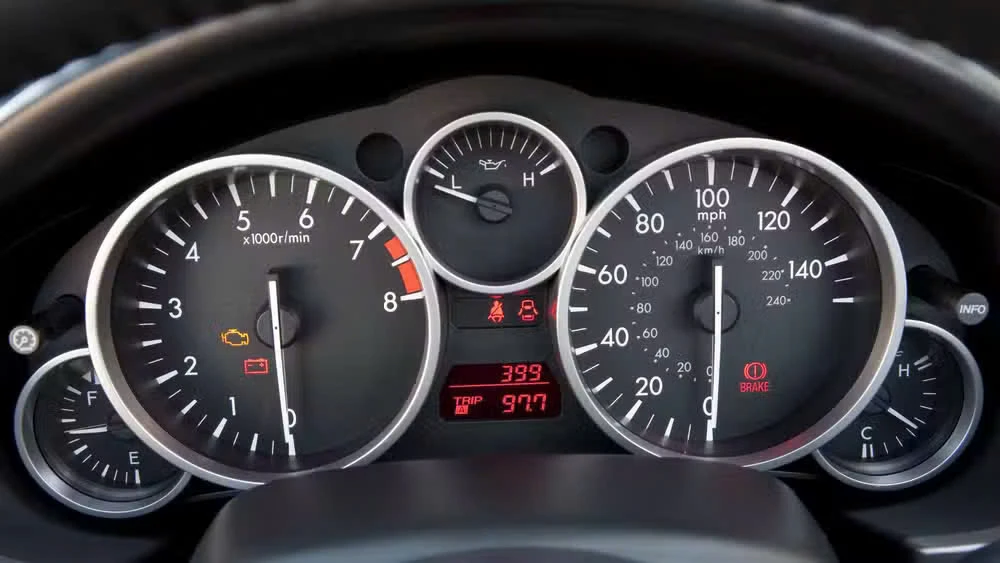 Cách phát hiện gian lận đồng hồ đo quãng đường khi mua xe cũ.jpg