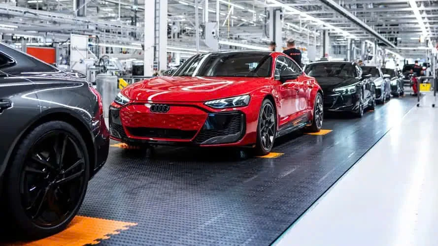 Thuế quan buộc nhiều nhà sản xuất ô tô phải tạm dừng giao hàng tại Mỹ.jpg