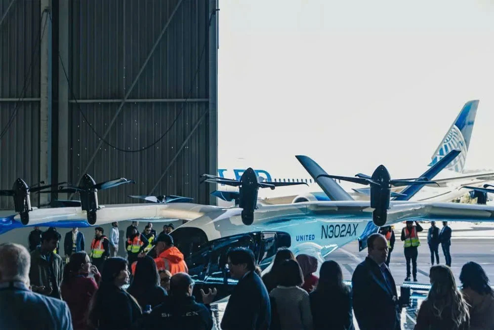 Taxi bay điện sắp hứa hẹn giảm tắc nghẽn giao thông thành phố.jpg