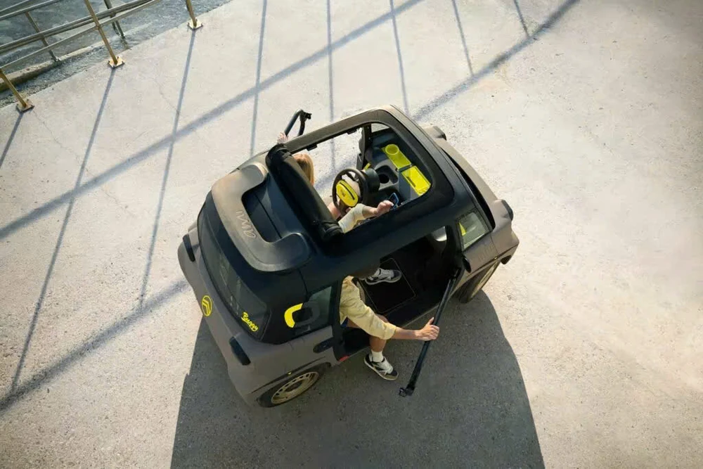 Chiêm ngưỡng xe điện Ami Buggy với bộ vành thép màu vàng và cửa ống.jpg