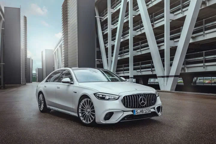 Những chiếc xe sang trọng với hiệu suất cao ngoài mong đợi.jpg