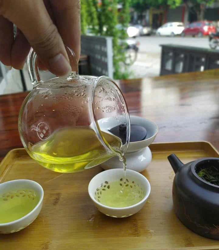 Trà đen và trà xanh: Lựa chọn nào tốt hơn cho sức khỏe của bạn?.jpg