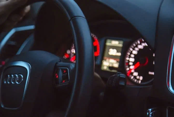 10 dấu hiệu cho thấy ắc quy ô tô của bạn đang cần bổ sung nước.jpg