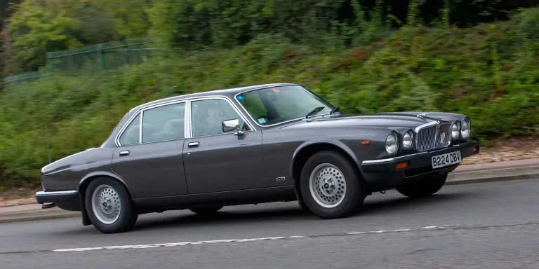 4 mẫu xe cổ điển mang phong cách 'thượng lưu' với giá dưới 380 triệu đồng.jpg