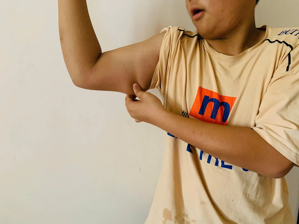 Đánh tan mỡ thừa, săn chắc cánh tay tuổi trung niên với bài tập tạ.jpg