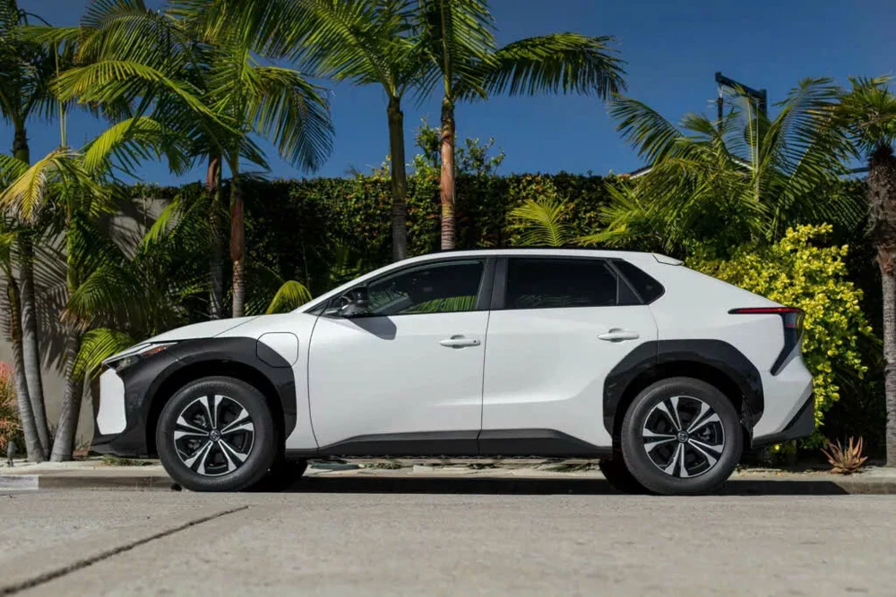 Toyota và Subaru đối mặt vụ kiện vì lỗi pin 12V trên mẫu xe điện.jpg