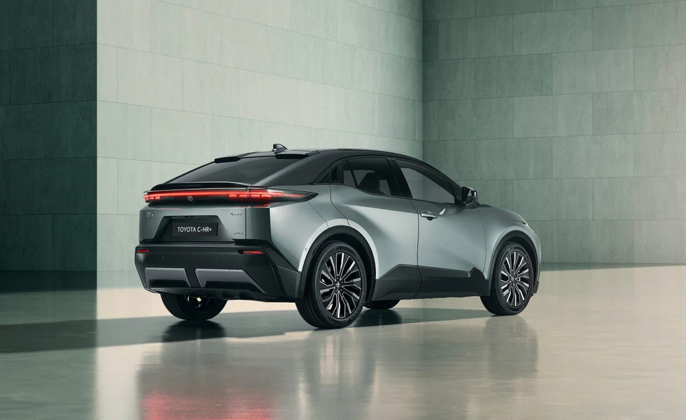 Toyota-C-HR+-1.jpg