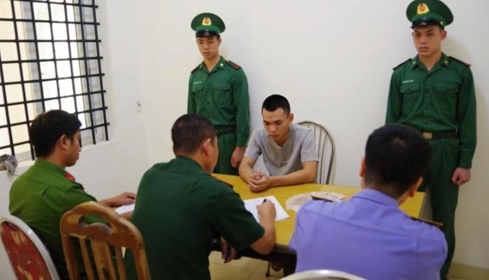 Cơ quan điều tra lấy lời khai nghi phạm Ngô Văn Tuấn. Ảnh: CTV