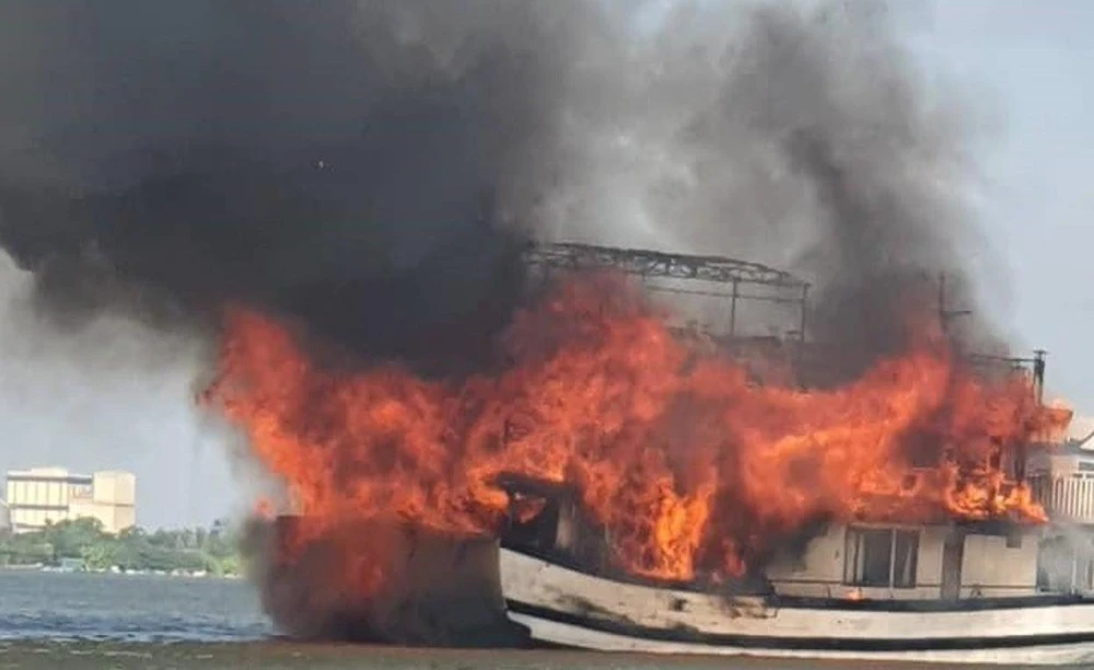 Hiện trường chiếc tàu bị cháy. Ảnh CTV