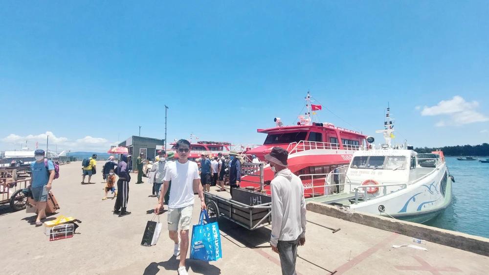 Du khách đến với huyện đảo Cô Tô để du lịch trải nghiệm. Ảnh: LÊ ĐỒNG