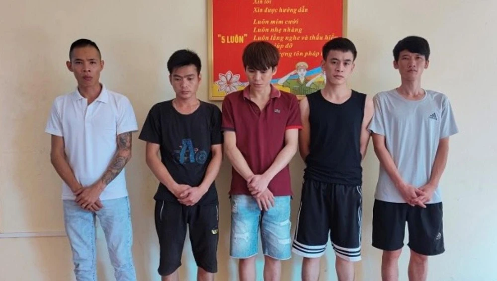 Nhóm thanh niên tại cơ quan Công an huyện Văn Quan. Ảnh CACC