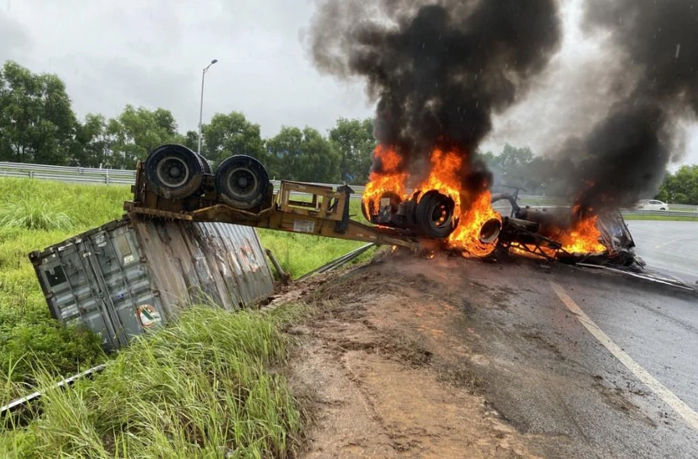 Hiện trường vụ cháy xe đầu kéo trên tuyến cao tốc Hà Nội- Hải Phòng. Ảnh: CTV