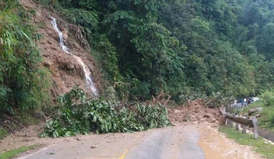 Do ảnh hưởng hoàn lưu bão số 2, mưa lớn kéo dài gây sạt lở một số tuyến đường tại tỉnh Sơn La. Ảnh CTV Do ảnh hưởng hoàn lưu bão số 2, mưa lớn kéo dài gây sạt lở một số tuyến đường tại tỉnh Sơn La. Ảnh CTV