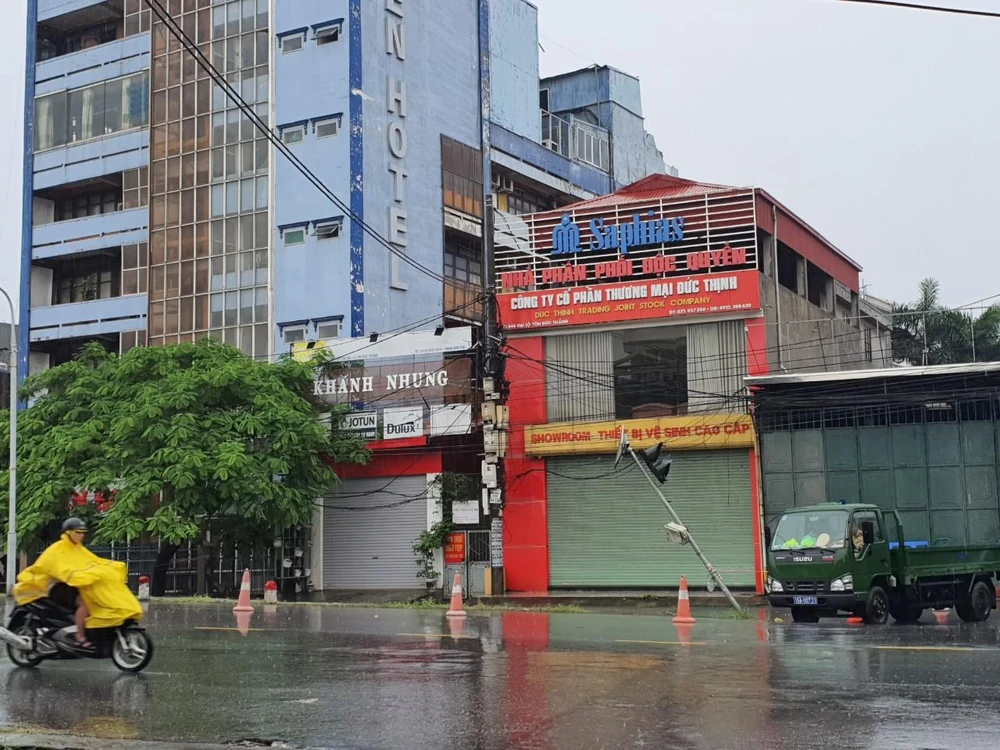 Lực lượng chức năng phong tỏa toàn bộ khu vực nhà bị sập và các nhà dân gần đó. Ảnh: LÊ ĐỒNG