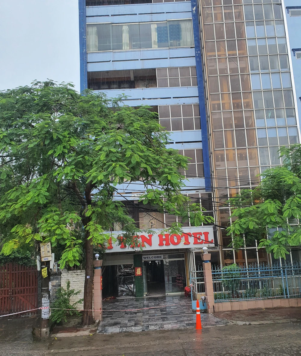 Khách sạn Hải Yến bị nghiêng về một bên. Ảnh: LÊ ĐỒNG