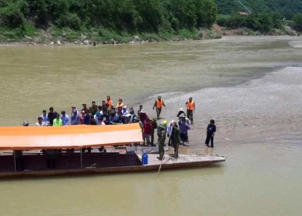 Lực lượng chức năng và người dân tìm kiếm những người mất tích. Ảnh CTV