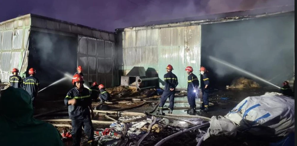 Cán bộ, chiến sĩ Cảnh sát PCCC&amp;CNCH, Công an TP Hải Phòng nỗ lực chữa cháy. Ảnh CTV