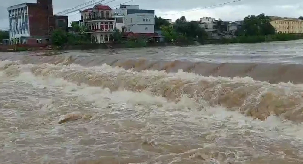 Nước sông Hà Cối dâng cao gây chia cắt cục bộ thị trấn Quảng Hà. Ảnh CTV