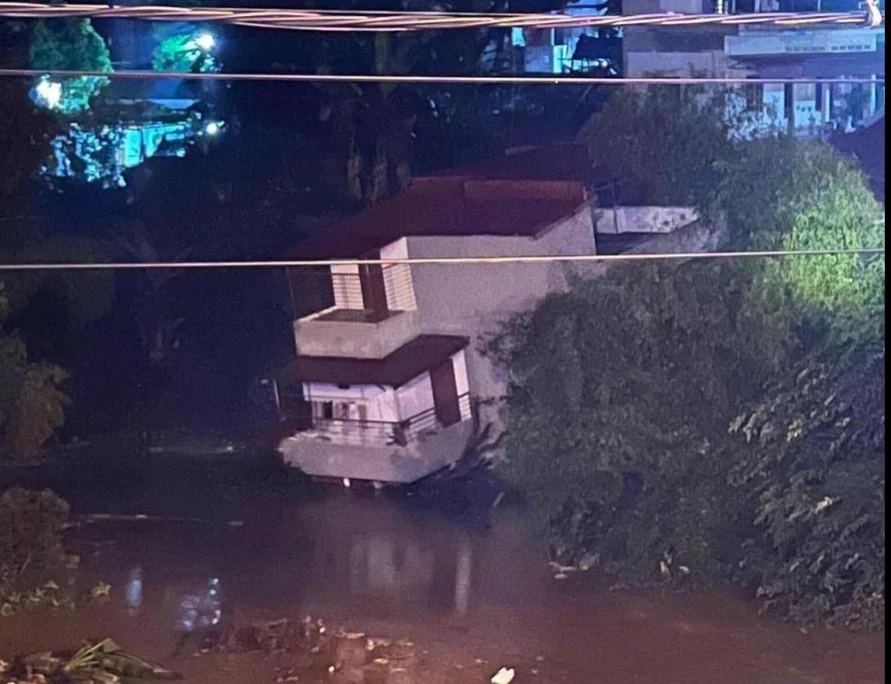 Ngôi nhà bị đổ nghiêng xuống sông Thương. Ảnh CTV