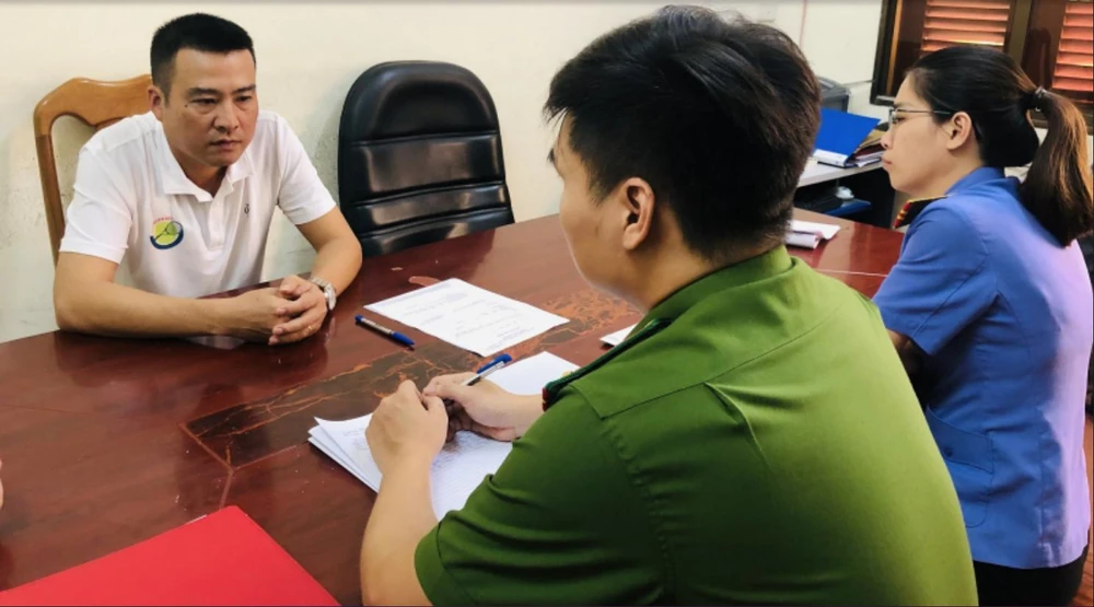 Cơ quan điều tra tiến hành lấy lời khai b ị can Bế Xuân Khánh. Ảnh CTV