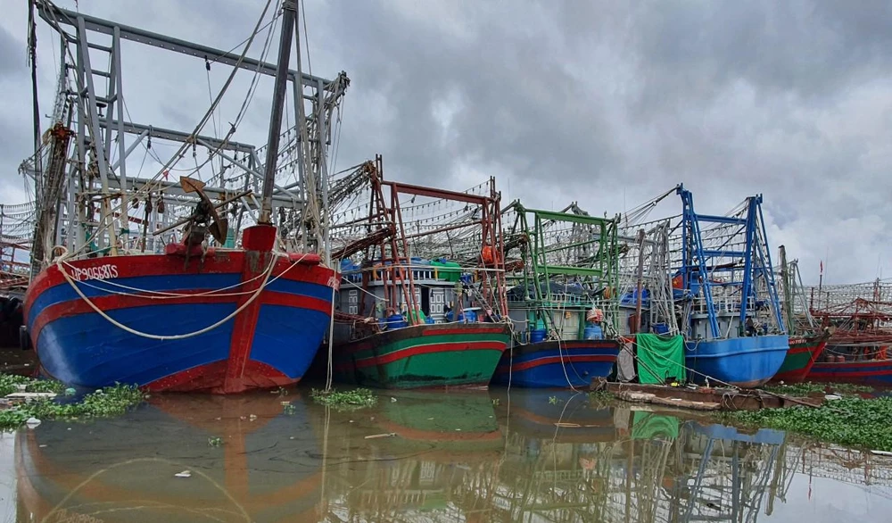 Công điện yêu cầu thông báo cho các chủ tàu, thuyền đang hoạt động trên biển biết vị trí, hướng di chuyển của bão số 3 để chủ động phòng, tránh. Ảnh LÊ ĐỒNG