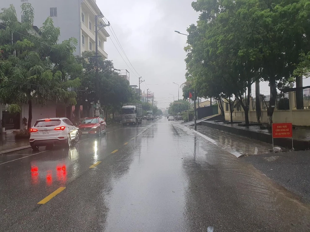 Các phương tiện tại TP Móng Cái hạn chế di chuyển, tìm nơi đậu, đỗ an toàn. Ảnh: LÊ ĐỒNG Các phương tiện tại TP Móng Cái hạn chế di chuyển, tìm nơi đậu, đỗ an toàn. Ảnh: LÊ ĐỒNG