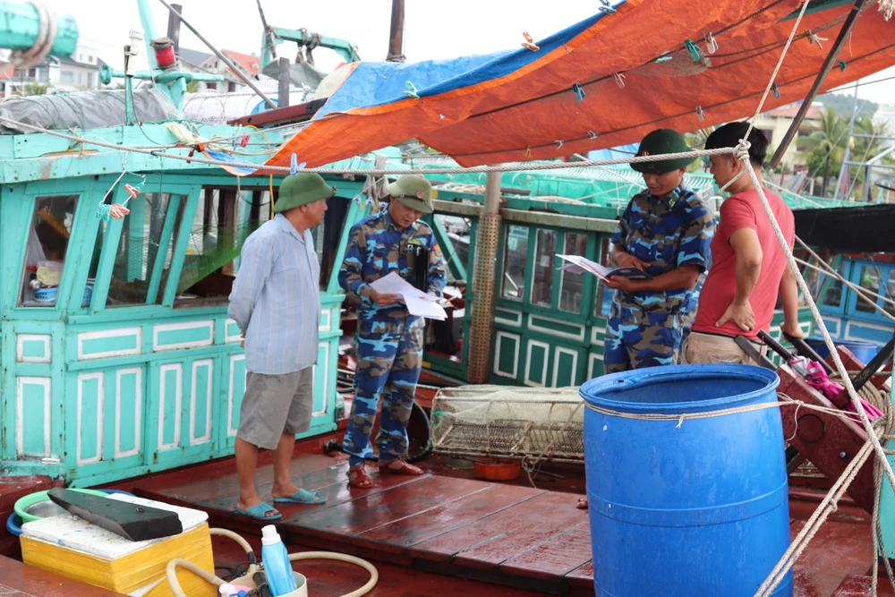 Bộ đội Biên phòng tỉnh Quảng Ninh kiểm đếm các tàu, thuyền về nơi tránh trú. Ảnh: LÊ ĐỒNG Bộ đội Biên phòng tỉnh Quảng Ninh kiểm đếm các tàu, thuyền về nơi tránh trú. Ảnh: LÊ ĐỒNG